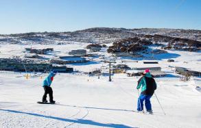 科休斯科國家公園 (Kosciuszko National Park) 佩里舍山滑雪度假村 (Perisher Range Ski Resort) 科休斯科國家公園 (Kosciuszko National Park) 佩里舍山滑雪度假村 (Perisher Range Ski Resort)