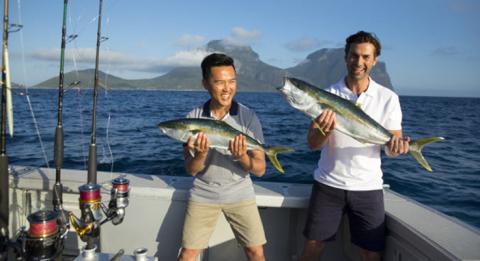 在美丽的豪勋爵岛 (Lord Howe Island) 海岸边享受钓鱼的乐趣