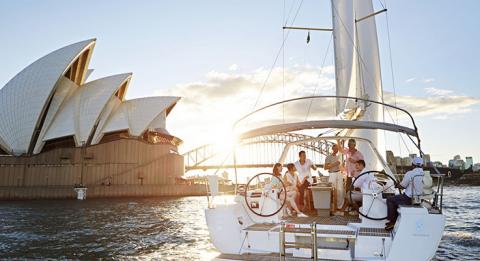 朋友们在悉尼 (Sydney) 的悉尼港扬帆航行