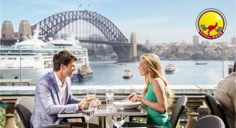 悉尼美食 情侣在位于环形码头海关大楼屋顶上的 Cafe Sydney 品尝美味午餐,饱览游轮美景