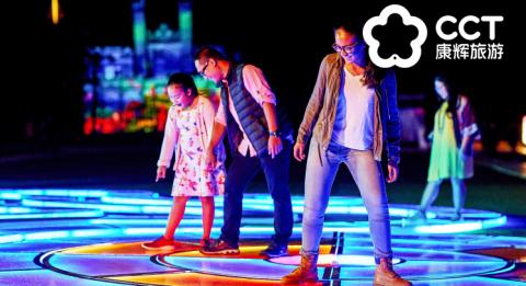 缤纷悉尼灯光音乐节2018 (Vivid Sydney) Family enjoying an interaction on the Aqueous light installation during Vivid Sydney 2018