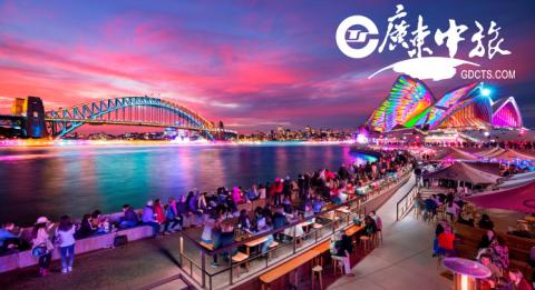 缤纷悉尼灯光音乐节2018 (Vivid Sydney) Patrons at Opera Bar enjoying the sunset and light projections during Vivid Sydney 2018
