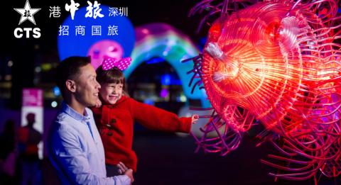 缤纷悉尼灯光音乐节2018 (Vivid Sydney) Family enjoying a close-up view of the Fugu light installation at First Fleet Park, The Rocks during Vivid Sydney 2018