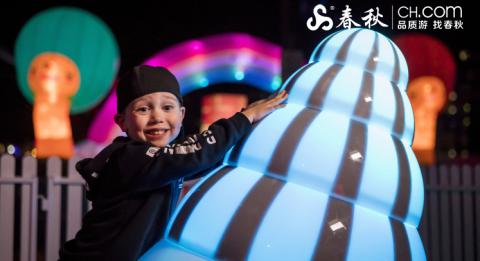 缤纷悉尼灯光音乐节2018 (Vivid Sydney) Young boy enjoying an interaction with the Wobbelees light installation in First Fleet Park, The Rocks during Vivid Sydney 2018