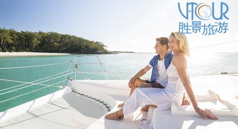 配套一_杰维斯湾 Couple enjoying a romantic day on the water with luxury sailing charter Discover Jervis Bay