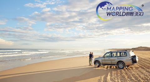 产品三_史蒂芬斯港斯托克顿海滩 A couple enjoying Stockton Beach, Port Stephens