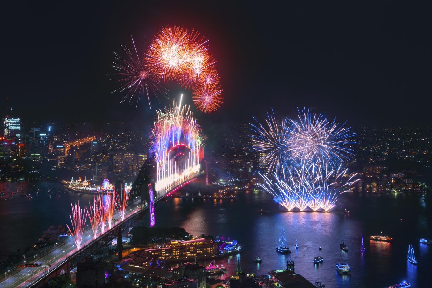 壮观的午夜烟花汇演遍布悉尼港在庆祝新的一年的开始2020