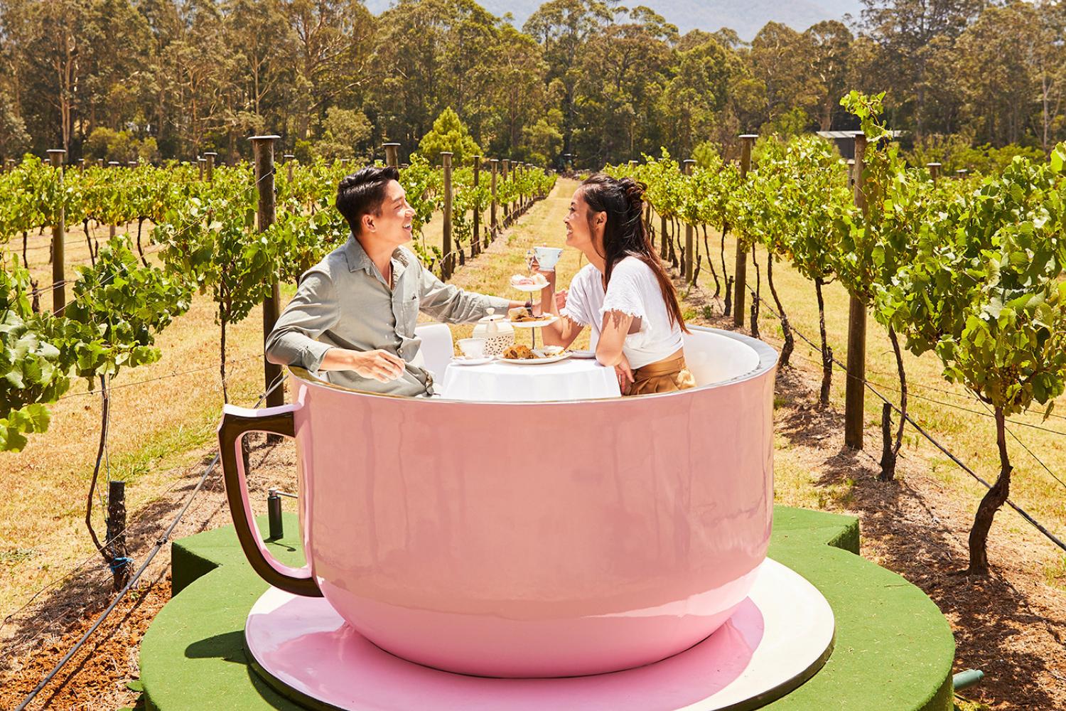 新南威尔士州南海岸Bangalee的Cambewarra庄园内，正在情侣享用VIP下午茶