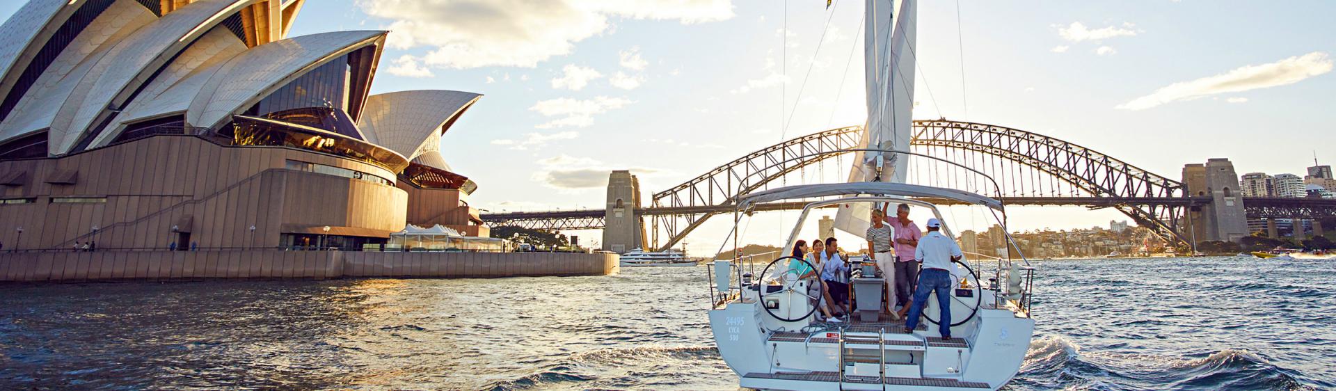 在悉尼港 (Sydney Harbour) 扬帆航行