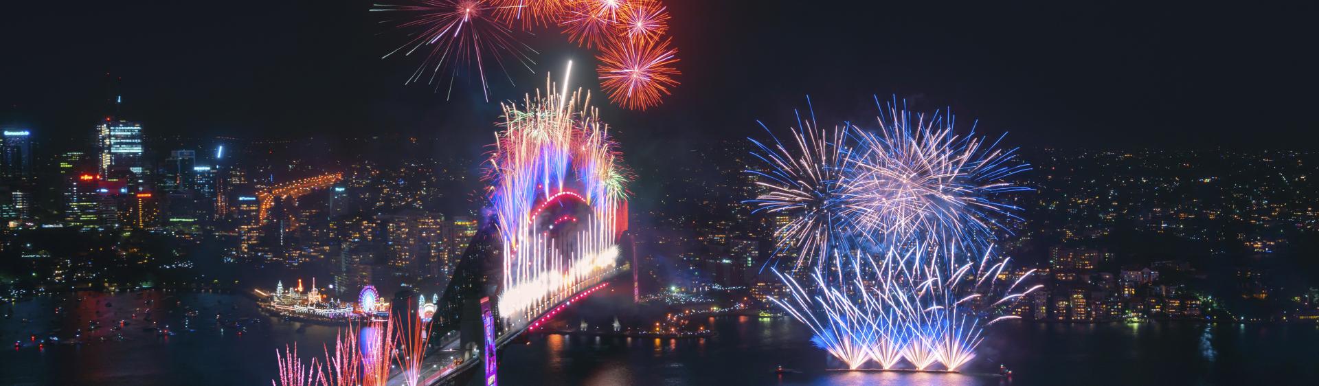 壮观的午夜烟花汇演遍布悉尼港在庆祝新的一年的开始2020 ， 悉尼