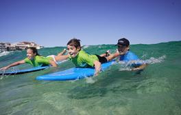 兒童在邦迪 (Bondi) 海灘可通過 Let's Go Surfing 學習沖浪
