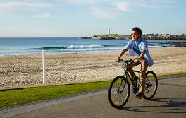 在卧龙岗 (Wollongong) 的卧龙岗海滩 (Wollongong Beach) 上骑自行车游览