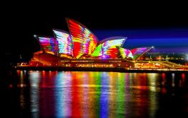 悉尼歌剧院 (Sydney Opera House),悉尼灯光音乐节 Mathemagical 在 2018 缤纷悉尼灯光音乐节举办期间点亮悉尼歌剧院。艺术家:Jonathan Zawada
