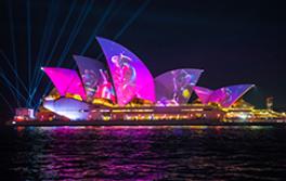 南方植物群芭蕾舞团的灯光投射在悉尼歌剧院中缤纷悉尼灯光音乐节2019